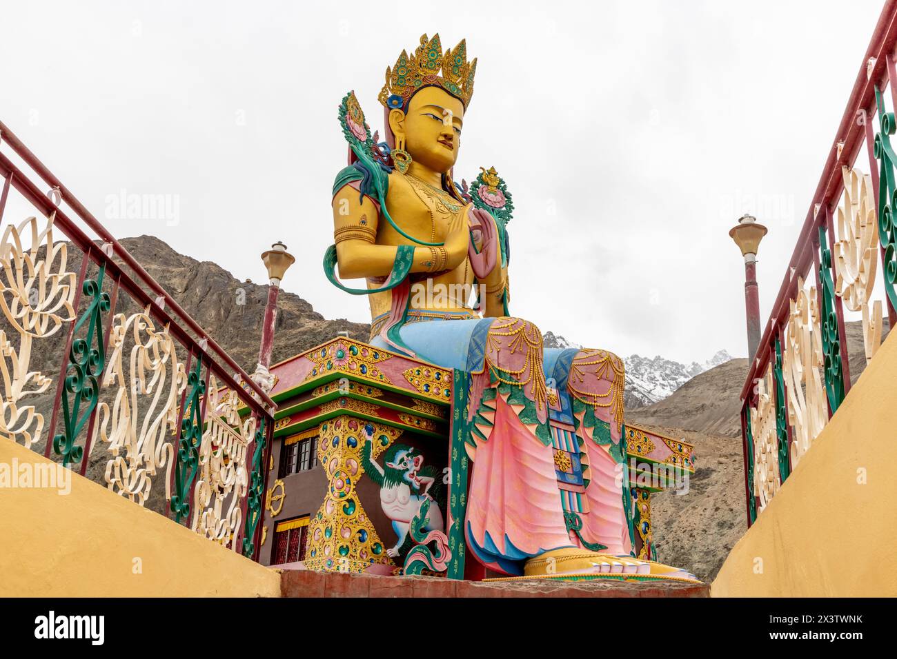 Große, farbenfrohe Buddha-Statue am Wahrzeichen des buddhistischen Diskit-Klosters im Nubra-Tal in Nordindien Stockfoto