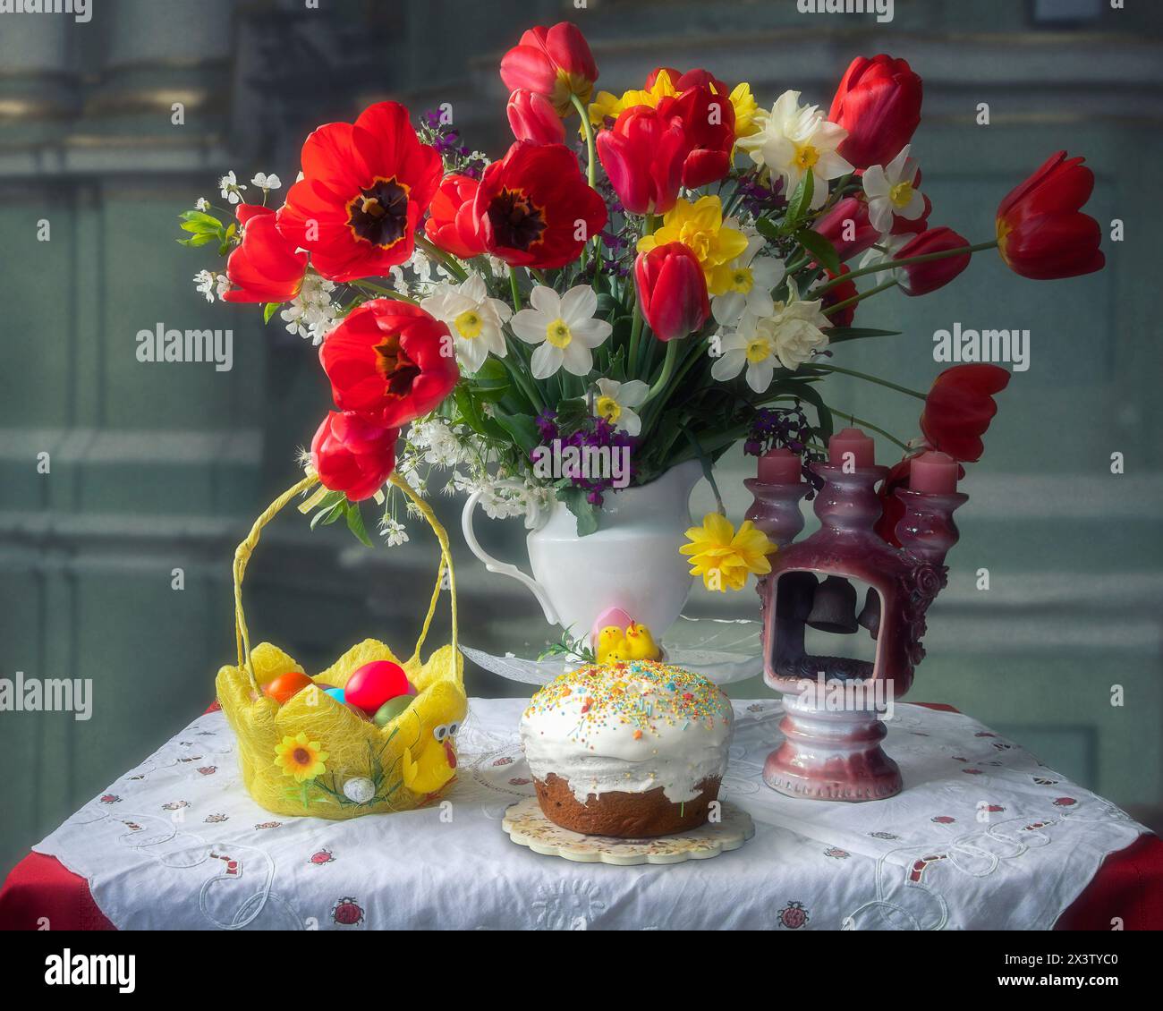 Osterstillleben mit Blumenstrauß Stockfoto