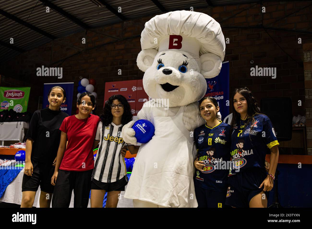 Medellin, Kolumbien. April 2024. Mehrere Spielerinnen und Mitglieder nehmen an der Veranstaltung „Bimbo – Champions of Dreams – Campeonas de Sueños“ Teil, bei der rund 1800 Mädchen aus gefährdeten Gemeinden durch die Förderung von Gleichheit, ganzheitlicher Entwicklung, Ernährung und körperlicher Aktivität profitieren. Das Programm konzentriert sich auf Frauenfußball, Geschlechtergerechtigkeit und hormonelle Gesundheitserziehung. Mit Schwerpunkt auf Werten und Gleichstellung der Geschlechter, 25. April 2024 in Medellin, Kolumbien. Foto: Juan J. Eraso/Long Visual Press Credit: Long Visual Press/Alamy Live News Stockfoto