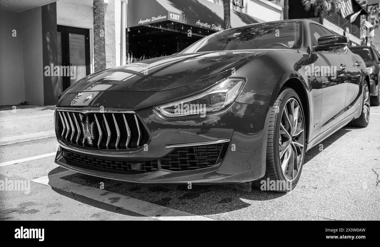 Miami, Florida, USA - 25. März 2023: Rotes 2016 Maserati Ghibli S Q4 geparktes Auto, Seitenansicht Stockfoto