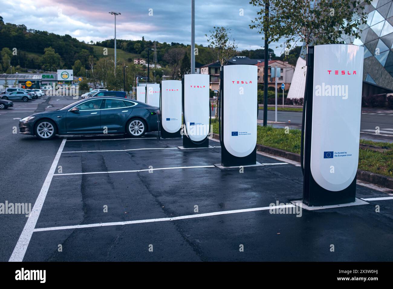 Elektroladegeräte der Marke Tesla. Stockfoto