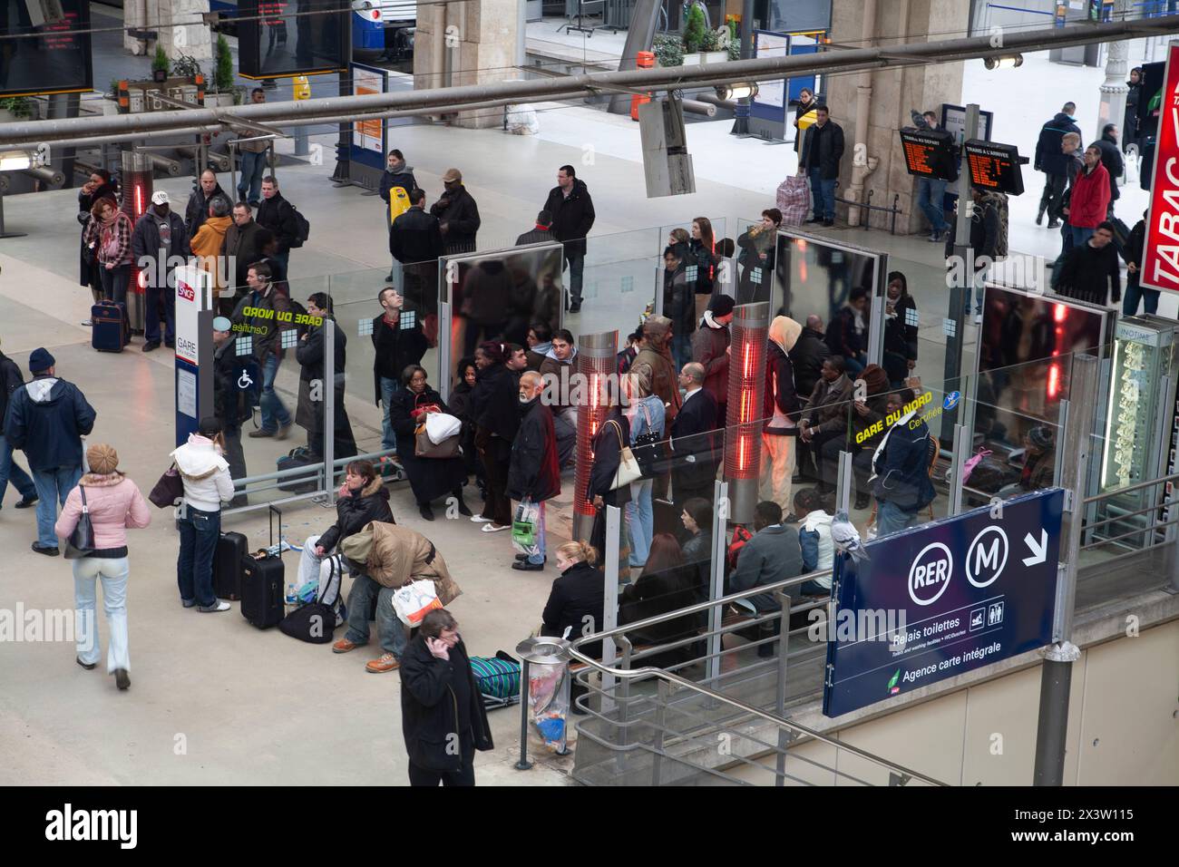 Blumengeschäft am Gare du Nord (Nordbahnhof), einer der sieben großen TGV-Hauptbahnhöfe termini in Paris, Frankreich. Stockfoto