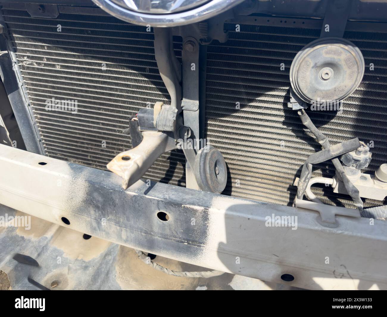 Der vordere Stoßfänger wurde entfernt, sodass die freiliegende Hupe und der Airbag-Aufprallsensor sichtbar werden. Perfekt für Fahrzeugkonzepte und Sicherheitsbewusstsein: 05. März 2024 - Pakis Stockfoto