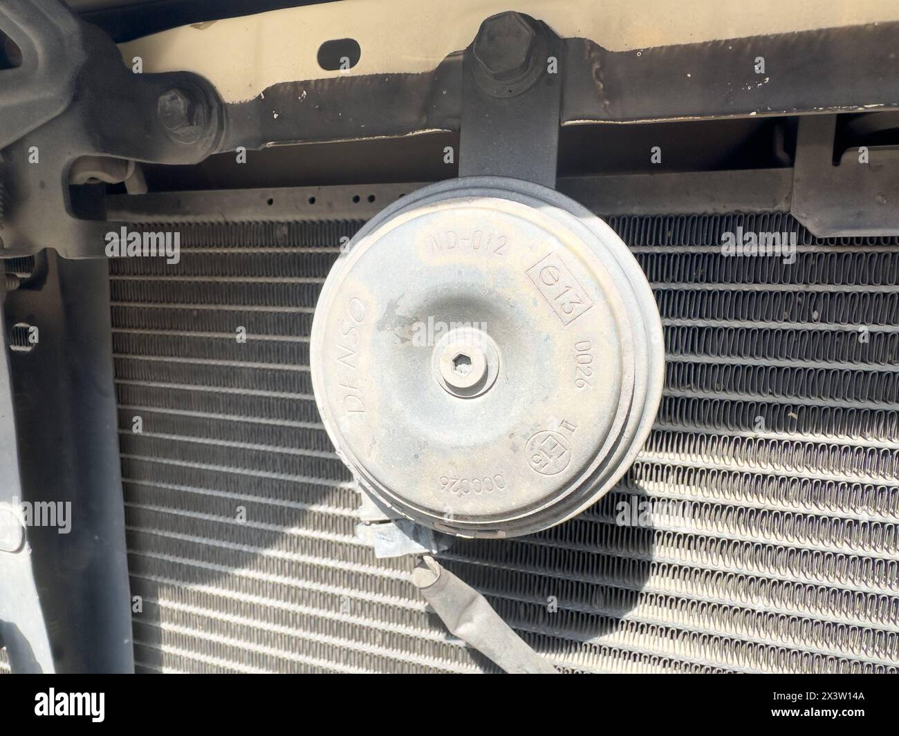 Hupe für Elektroautos vor einem Motorraum des Fahrzeugs: 05. März 2024 - Pakistan. Stockfoto