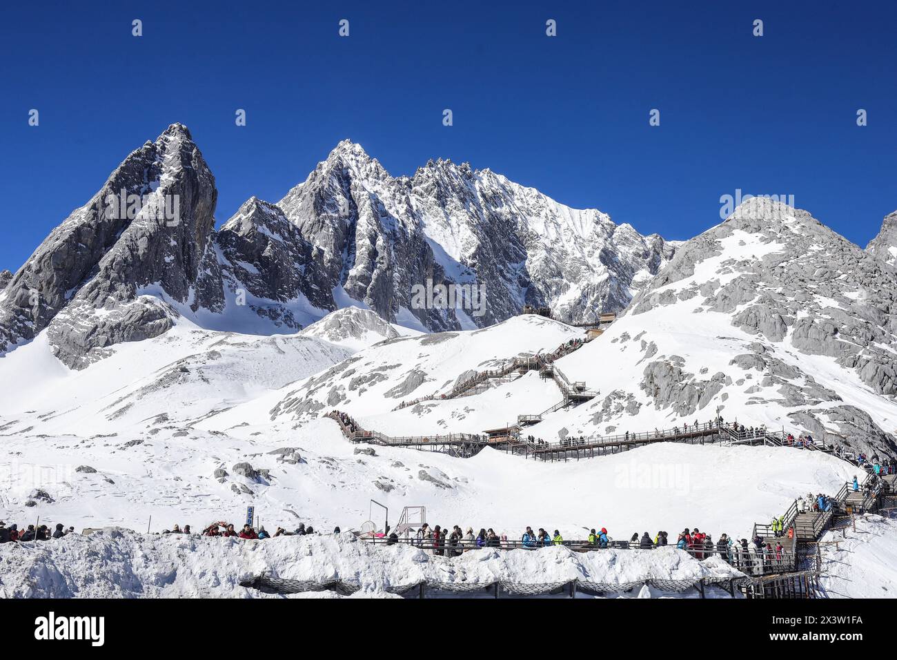 Blick auf den Jade Dragon Snow Mountain in Lijiang, Yunnan, China, mit künstlichen Stufen, die zum Gipfel führen Stockfoto