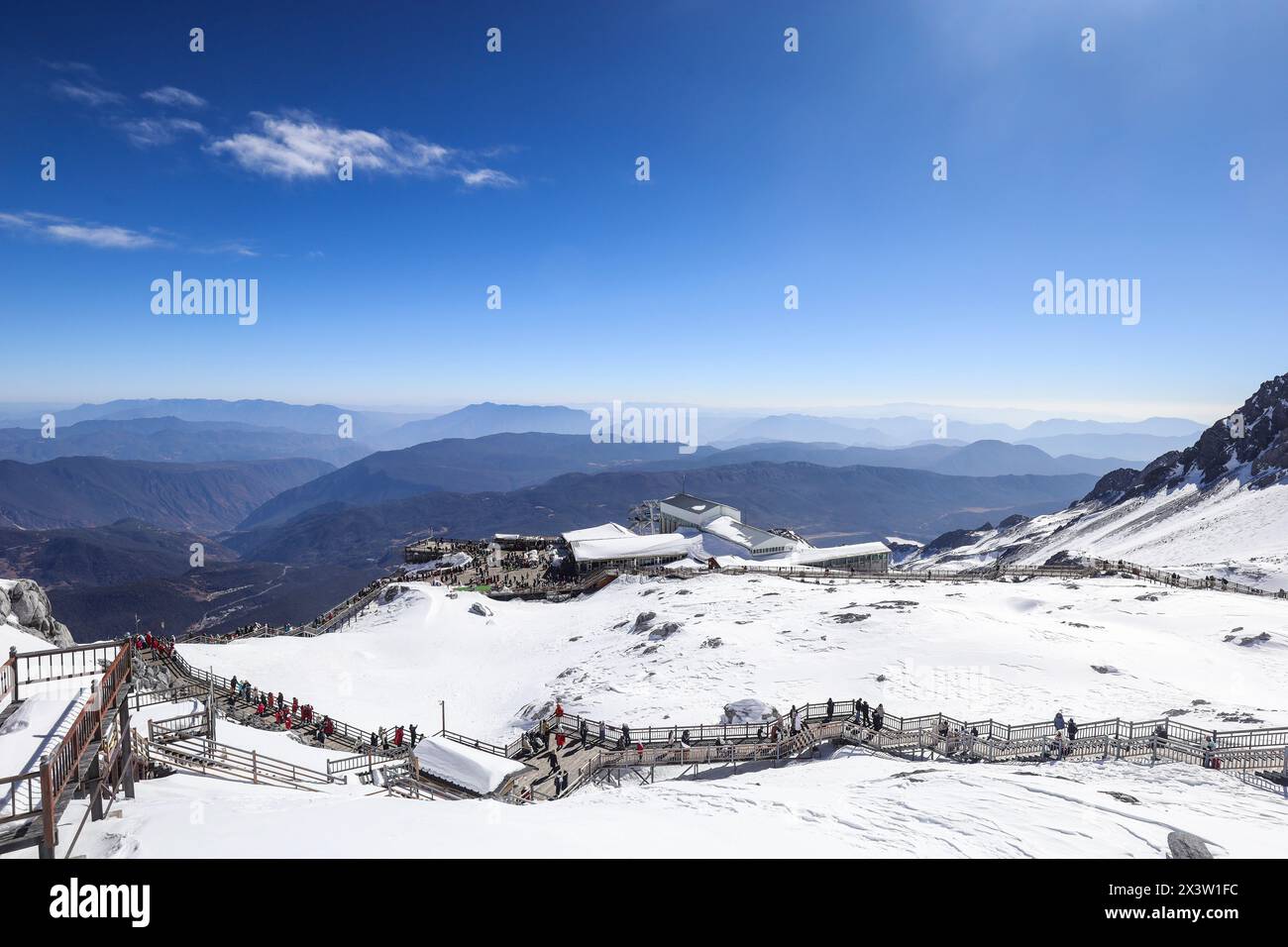 Blick auf den Jade Dragon Snow Mountain in Lijiang, Yunnan, China, mit künstlichen Stufen, die zum Gipfel führen Stockfoto