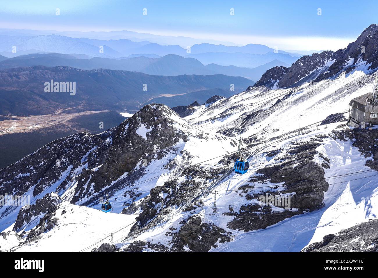 Blick auf das Tal und die Seilbahn vom Jade Dragon Snow Mountain in Lijiang, Yunnan, China Stockfoto