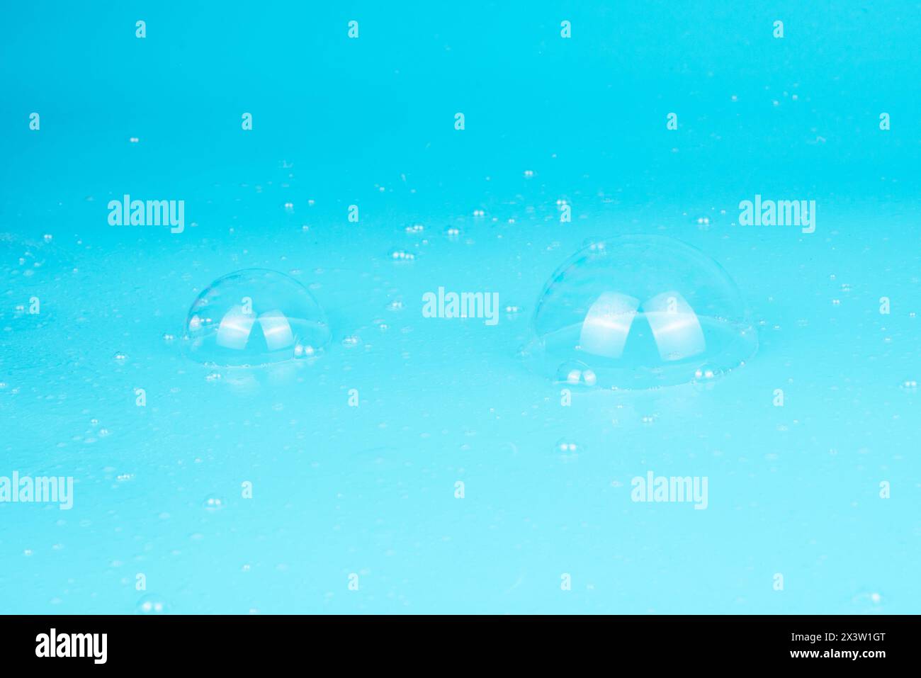 Abstrakter Schöner Transparenter Blauer Seifenblasen Hintergrund. Schwebende Blasen Bunt. Seife Sud Blättert Wasser. Stockfoto