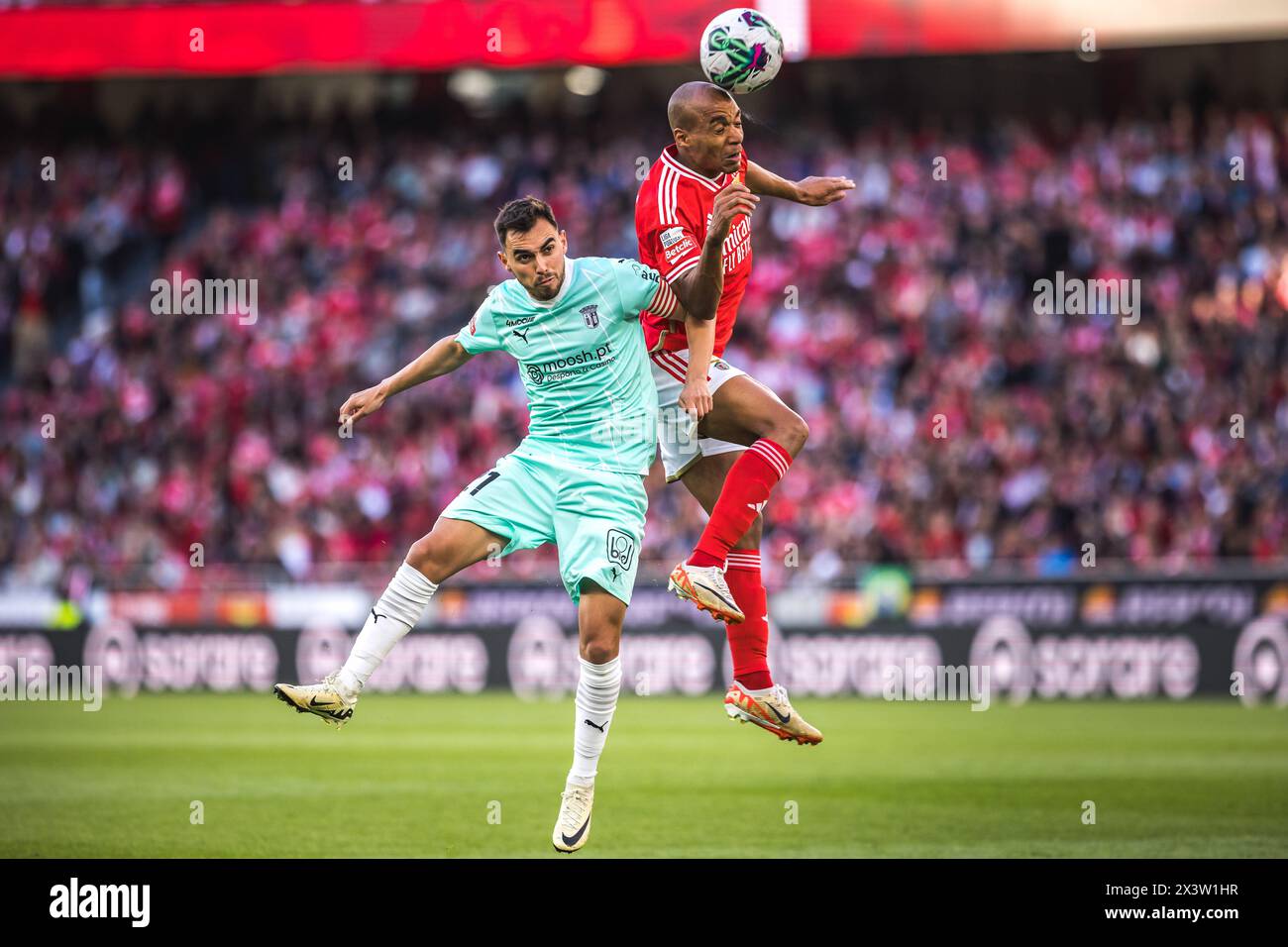 Lissabon, Portugal. April 2024. Joao Mario von SL Benfica (R) mit Ricardo Horta vom Sporting Clube de Braga (L) im Einsatz während des Liga Portugal Betclic Spiels zwischen SL Benfica und SC Braga in Estadio da Luz. (Endnote: SL Benfica 3 - 1 SC Braga) Credit: SOPA Images Limited/Alamy Live News Stockfoto