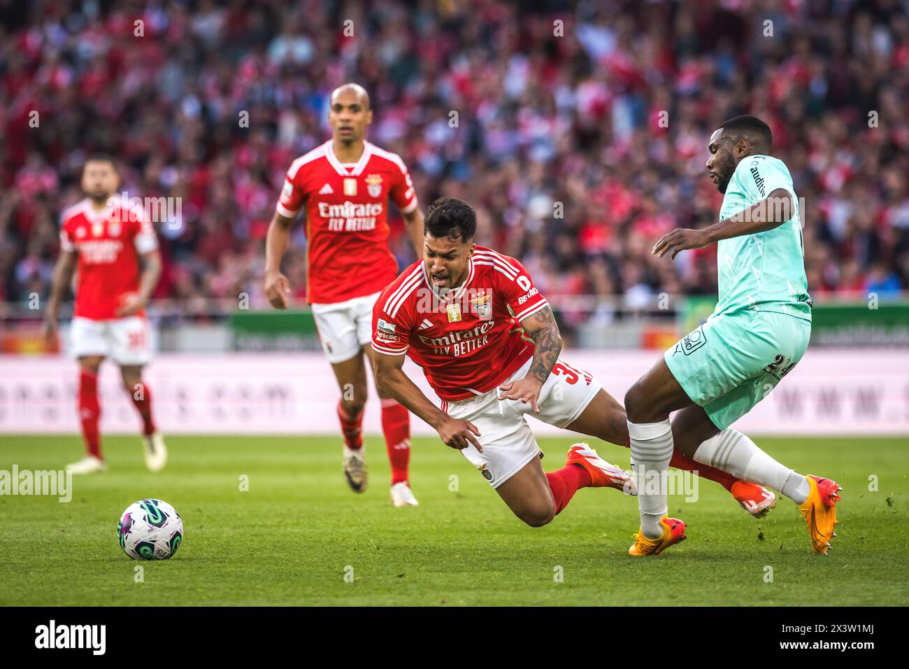 Lissabon, Portugal. April 2024. Marcos Leonardo von SL Benfica (L) mit Sikou Niakate vom Sporting Clube de Braga (R) im Spiel der Liga Portugal Betclic zwischen SL Benfica und SC Braga in Estadio da Luz. (Endnote: SL Benfica 3 - 1 SC Braga) Credit: SOPA Images Limited/Alamy Live News Stockfoto