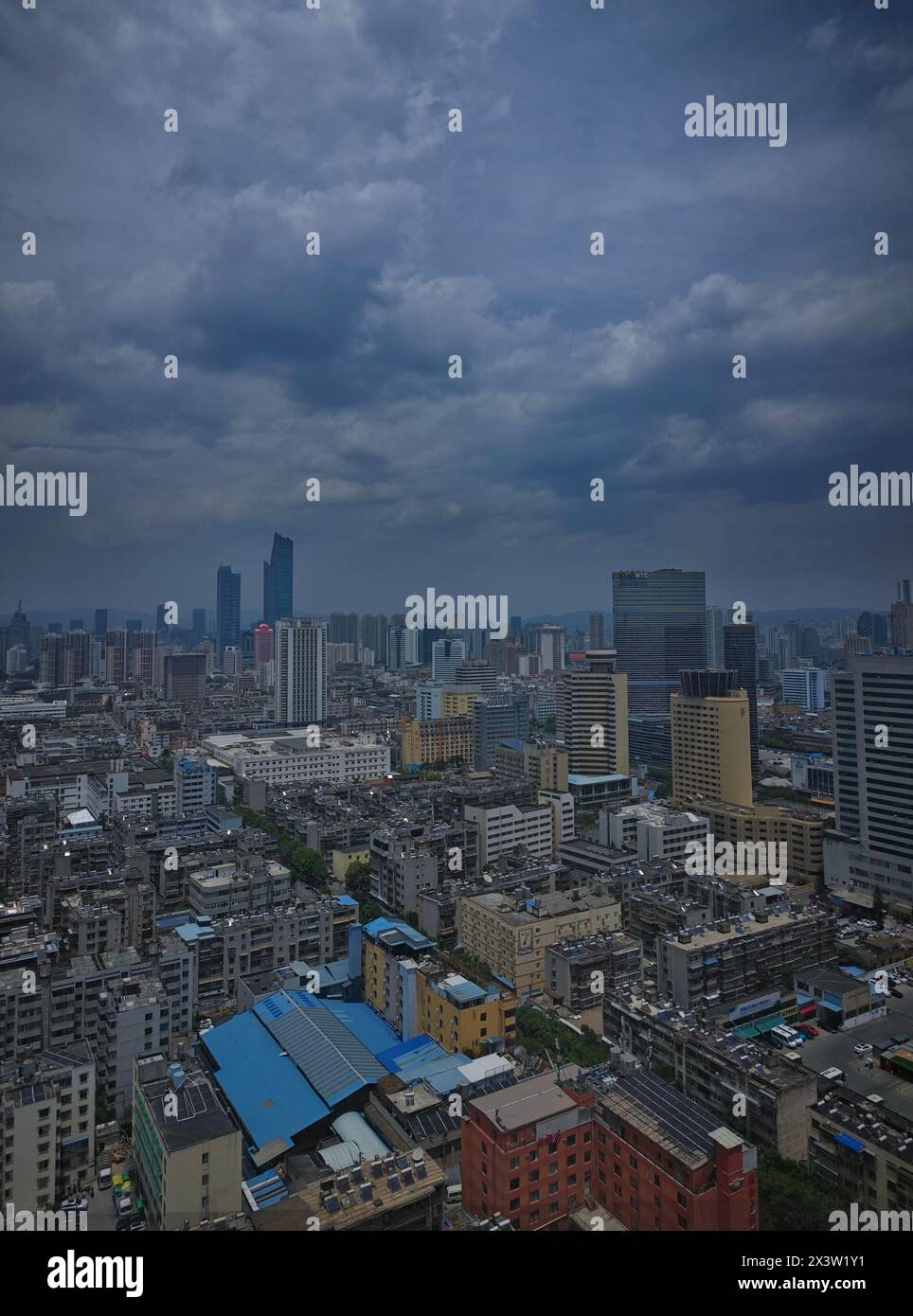 Sehen Sie die städtische Umgebung vom Hotelfenster der Hauptstadt Kunming, Yunnan, China. Stockfoto