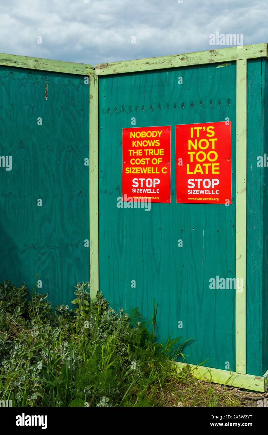 Niemand kennt die wahren Kosten von Sizewell C und es ist noch nicht zu spät, die Plakate für die Kampagne von Sizewell C gegen das Kernkraftwerk Southwold, Suffolk, zu stoppen Stockfoto