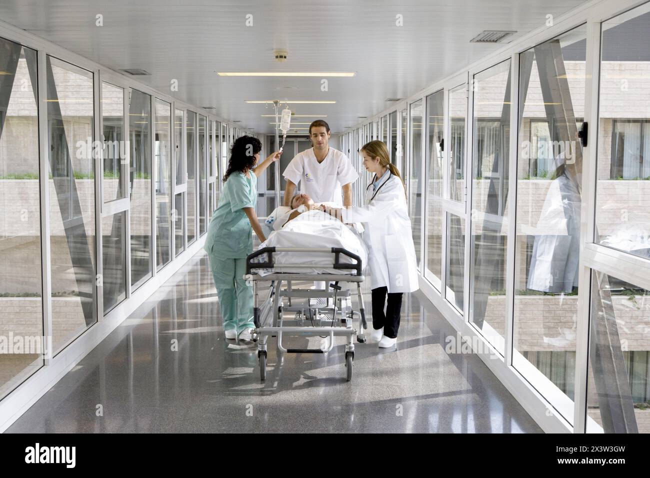 Hospital, medical staff moving patients on stretchers Stockfoto