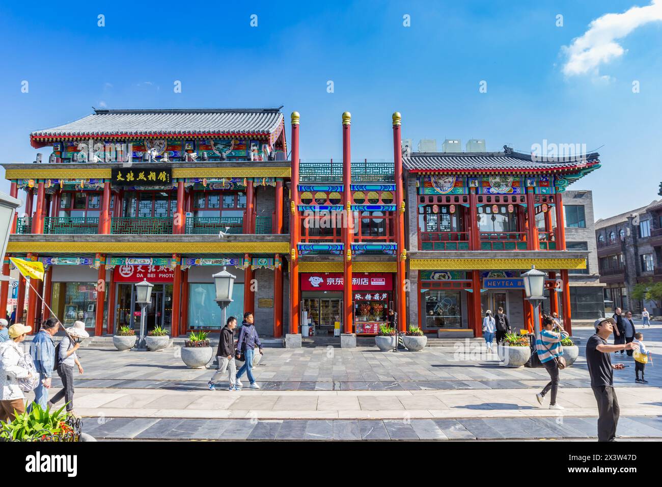 Farbenfrohe Geschäfte in der touristischen Qianmen-Straße in Peking, China Stockfoto