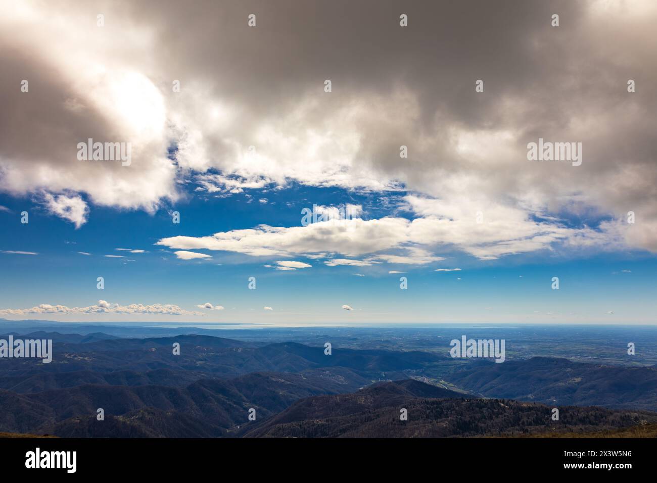 Wolken am Himmel über dem Berg Matajur, friaul-julisch-giulia, italien Stockfoto