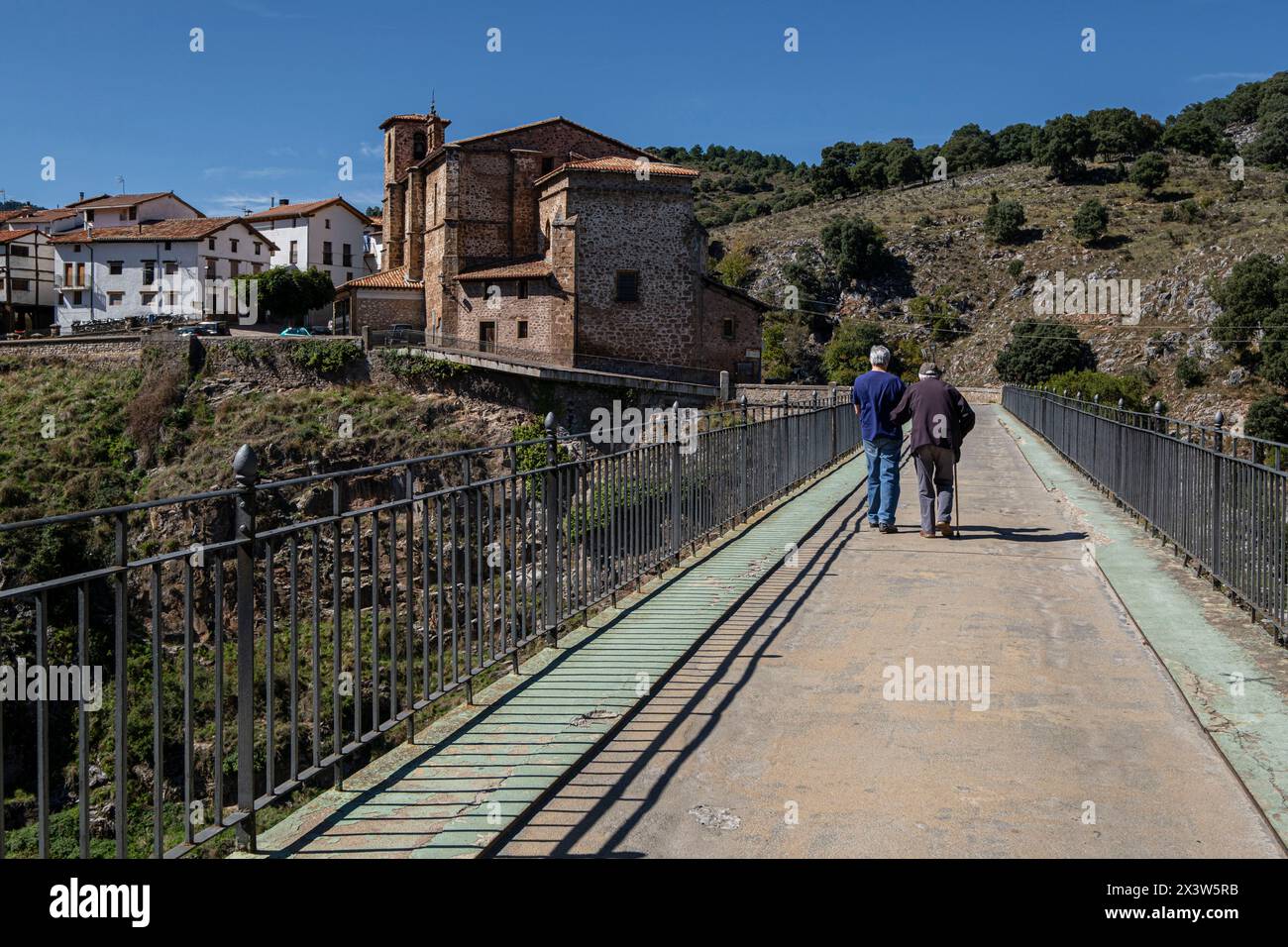 Puente de Hormigón sobre el Río Albercos, construido en 1923, Ortigosa de Cameros, La Rioja, Spanien Stockfoto