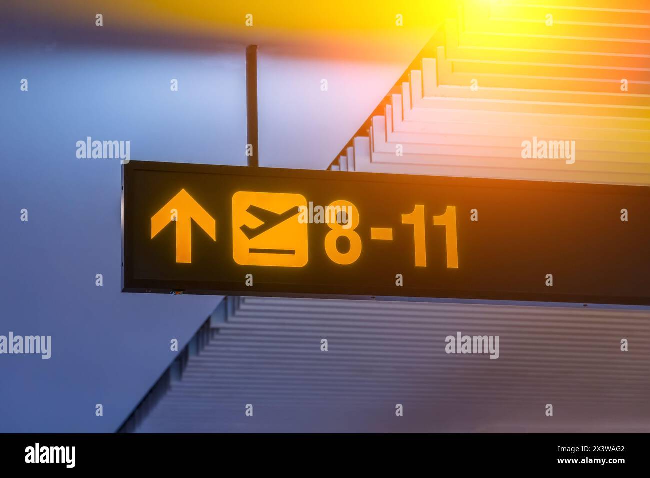 Beschilderung zum Gate Nummer 8-11 für das Einsteigen in das Flughafenterminal. Stockfoto