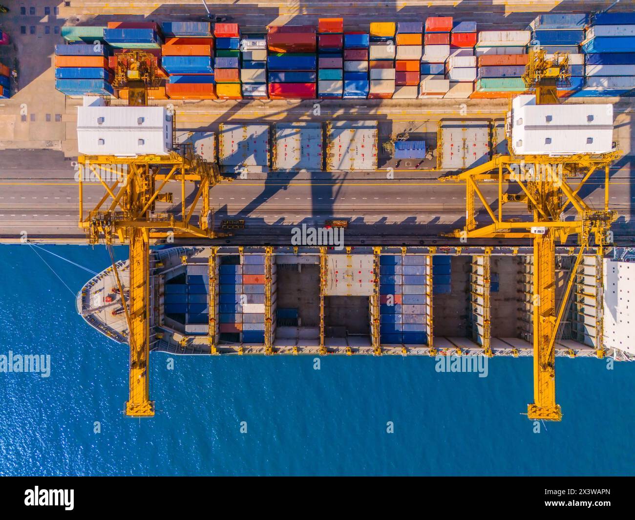 Luftaufnahme von Frachtschiffen und Frachtcontainern im Hafen, Entladen und Verladen mit Spezialkran. Stockfoto