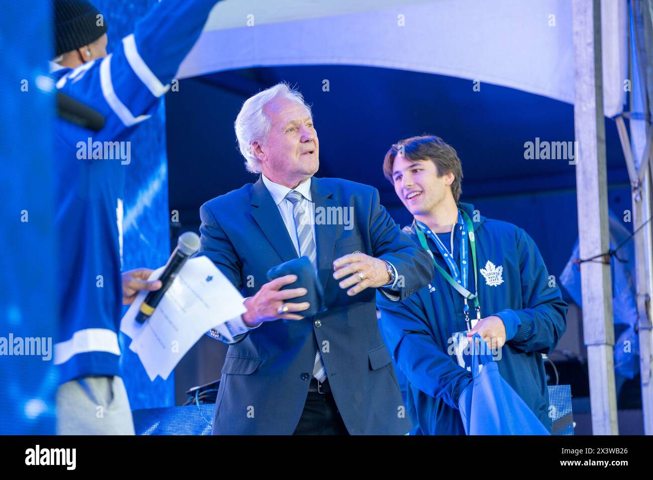 Darryl Sittler, ehemaliger Leaf-Kapitän und Hockeylegende, auf der Bühne am Maple Leaf Square vor der Scotibank Arena, vor Runde 1, Spiel 4, Playoff-Spiel Toronto Maple Leafs vs Boston Bruins während der Playoff-Spiele von Toronto Maple Leafs verwandelt sich Maple Leafs Square in ein Meer aus Blau und weiß. Sie hören die Gesänge leidenschaftlicher Fans, die sich mit Spannung hinter dem Sieg ihres Teams verbünden. Die elektrische Atmosphäre verströmt Vorfreude und Spannung und schafft unvergessliche Erinnerungen sowohl für eingefleischte Fans als auch für Gelegenheitsbeobachter. (Foto: Shawn Goldberg/SOPA Images/SIPA USA) Stockfoto