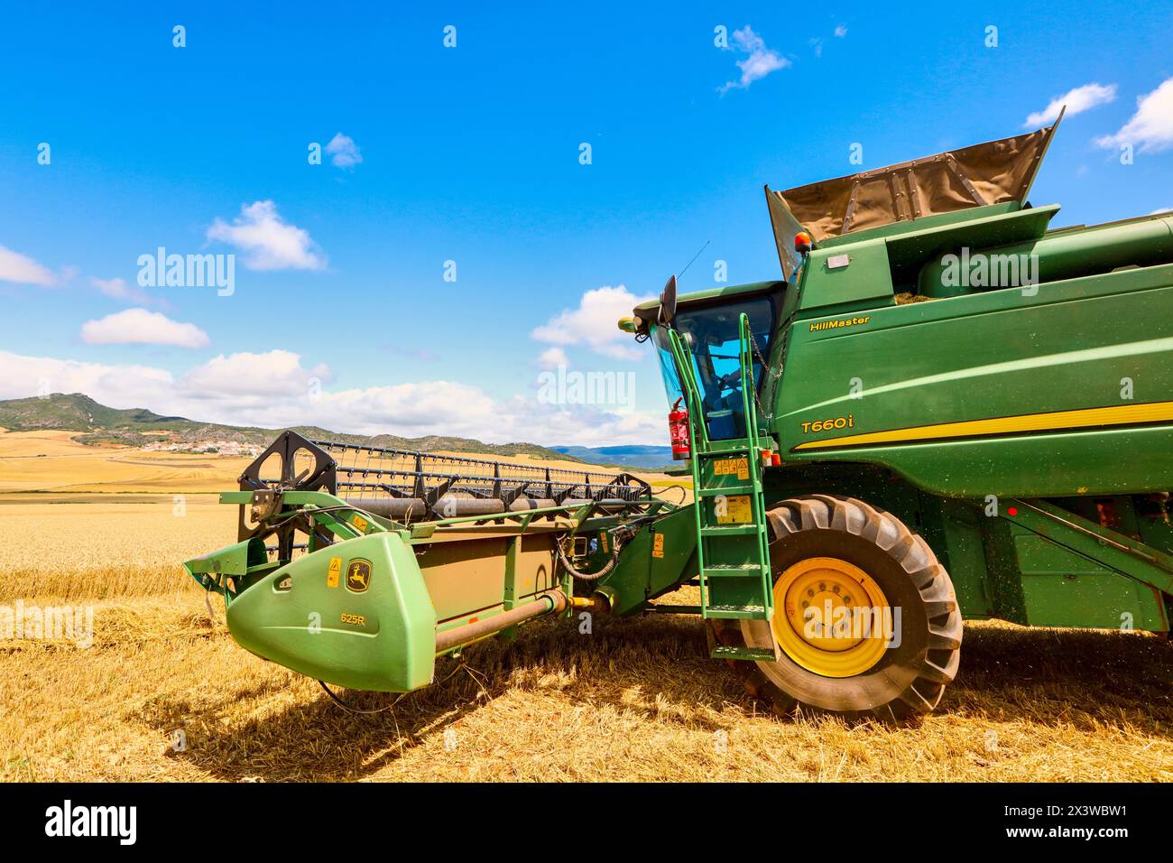 Mähdrescher auf Weizen ´Learza´ Anwesen in der Nähe von Estella, Navarra, Spanien Stockfoto