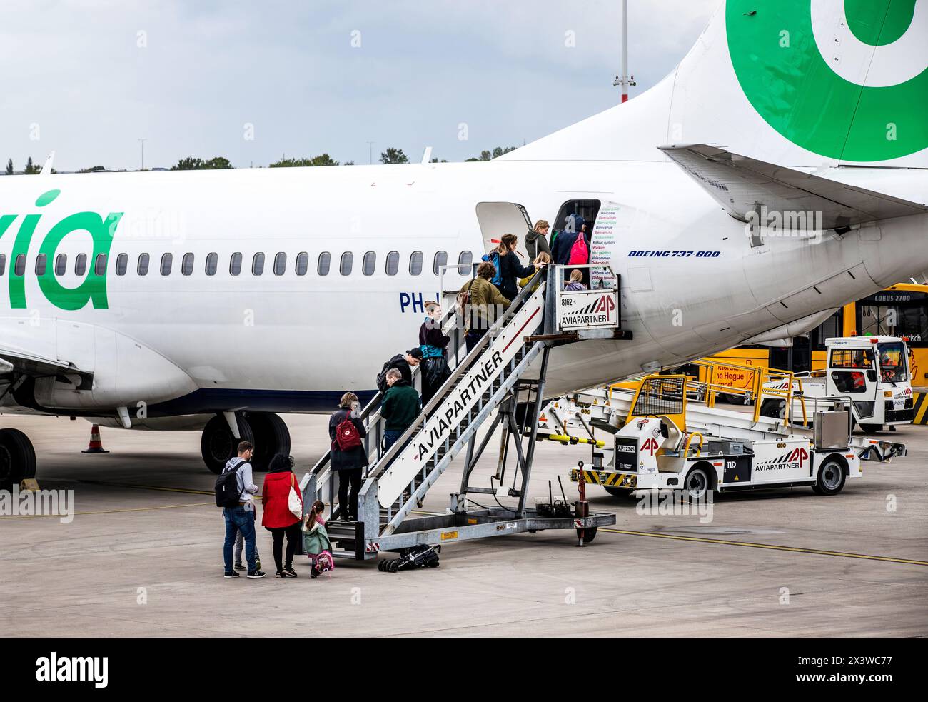 ROTTERDAM - Passagiere steigen zu Beginn der Maiferien am Flughafen Rotterdam den Haag in ein Transavia-Flugzeug ein. Foto: ANP / Hollandse Hoogte / John van der Tol niederlande Out - belgien Out Stockfoto