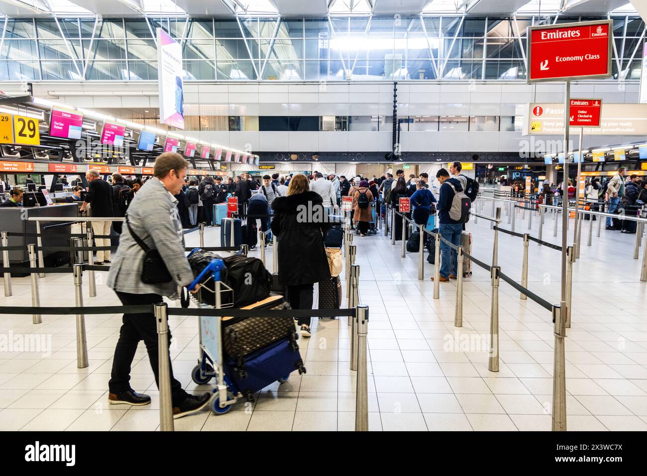 SCHIPHOL - Schiphol erwartet in den Maiferien zehn Prozent mehr Passagiere am Flughafen. Passagiere an einem geschäftigen Tag in Schiphol. Foto: ANP / Hollandse Hoogte / Jeffrey Groeneweg niederlande Out - belgien Out Stockfoto
