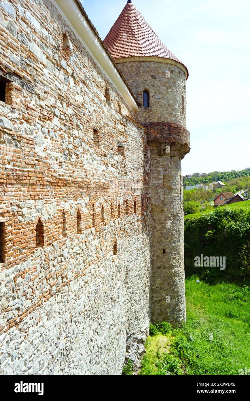 Blick auf den verlassenen Turm in der alten Burg Corvin (Hunedoara, Rumänien) Stockfoto