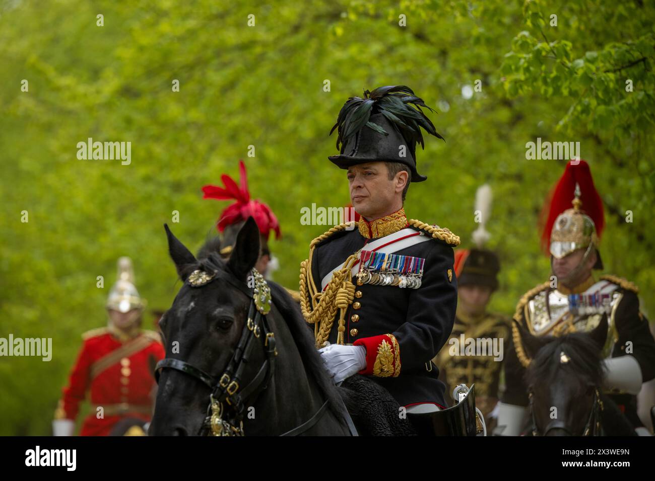 Ein hochrangiger Offizier mit traditioneller Kopfbedeckung führt die Kolonne der Soldaten. Die jährliche Inspektion des Household Cavalry Mounted Regiment ist der ultimative Test für die spektakulärste und anspruchsvollste Zeremonialeinheit der britischen Armee. Es ist ein Test, den sie bestehen müssen, um an den bevorstehenden staatlichen Zeremonialaufgaben teilzunehmen. Rund 170 Pferde und das Personal des Household Kavallerry Mounted Regiments verlassen die Knightsbridge Kaserne und begeben sich zum „Football Pitch“-Bereich im Hyde Park, um sich zu bilden und vom General Officer, der die Household Division kommandiert, inspiziert zu werden. Sie werden von Th begleitet Stockfoto