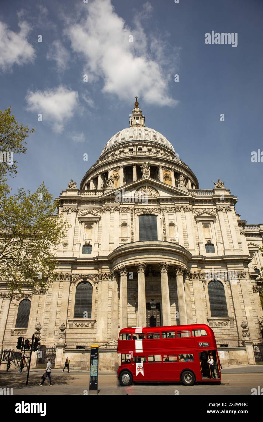 Ein Routemaster-Bus vor der St Paul's Cathedral, London, Großbritannien Stockfoto