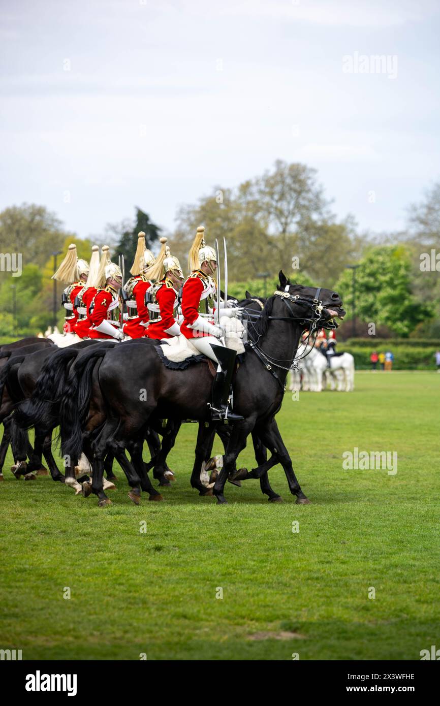 London, Großbritannien. April 2024. Die jährliche Inspektion des Household Cavallry Mounted Regiment durch den Generalmajor ist der ultimative Test für die spektakulärste und anspruchsvollste Zeremonialeinheit der britischen Armee. Es ist ein Test, den sie bestehen müssen, um an den bevorstehenden staatlichen Zeremonialaufgaben teilzunehmen. Rund 170 Pferde und das Personal des Household Kavallerry Mounted Regiments verlassen die Knightsbridge Kaserne und begeben sich zum „Football Pitch“-Bereich im Hyde Park, um sich zu bilden und vom General Officer, der die Household Division kommandiert, inspiziert zu werden. Sie werden von der berittenen Band der Hou begleitet Stockfoto