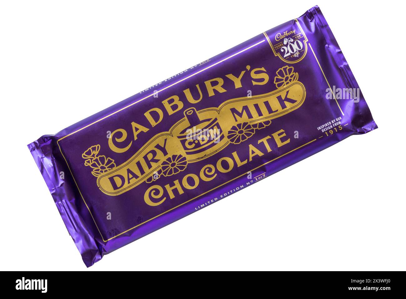 Bar von Cadbury's Milchmilchschokolade Tafel isoliert auf weißem Hintergrund - 1915 Cadbury Milchmilchschokolade limitierte Auflage 200 Jahre Tafel Stockfoto