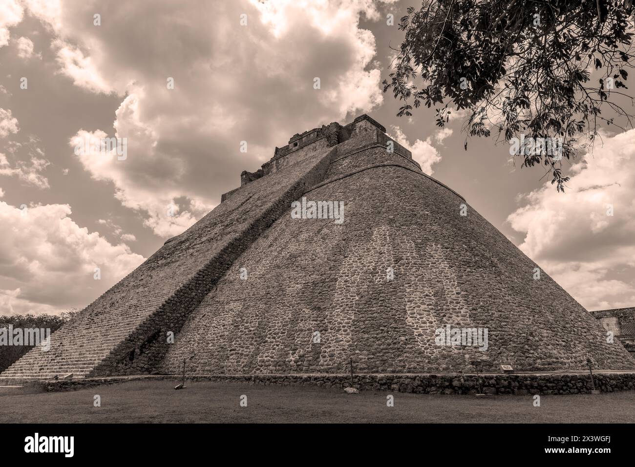 Maya-Pyramide des Magiers in Sepia-Tönen, Uxmal, Yucatan-Halbinsel, Mexiko. Stockfoto