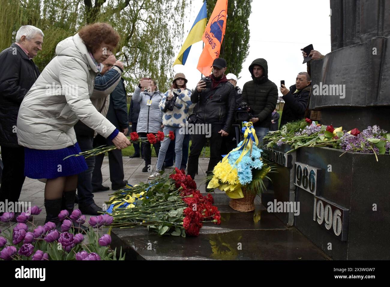 Nicht exklusiv: VINNYTSIA, UKRAINE - 26. APRIL 2024 - Menschen legen Blumen am Denkmal für die Opfer der Tschornobyl-Tragödie zum 38. Jahrestag Stockfoto