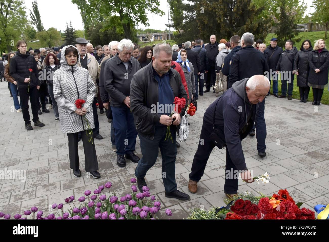 Nicht exklusiv: VINNYTSIA, UKRAINE - 26. APRIL 2024 - Menschen legen Blumen am Denkmal für die Opfer der Tschornobyl-Tragödie zum 38. Jahrestag Stockfoto