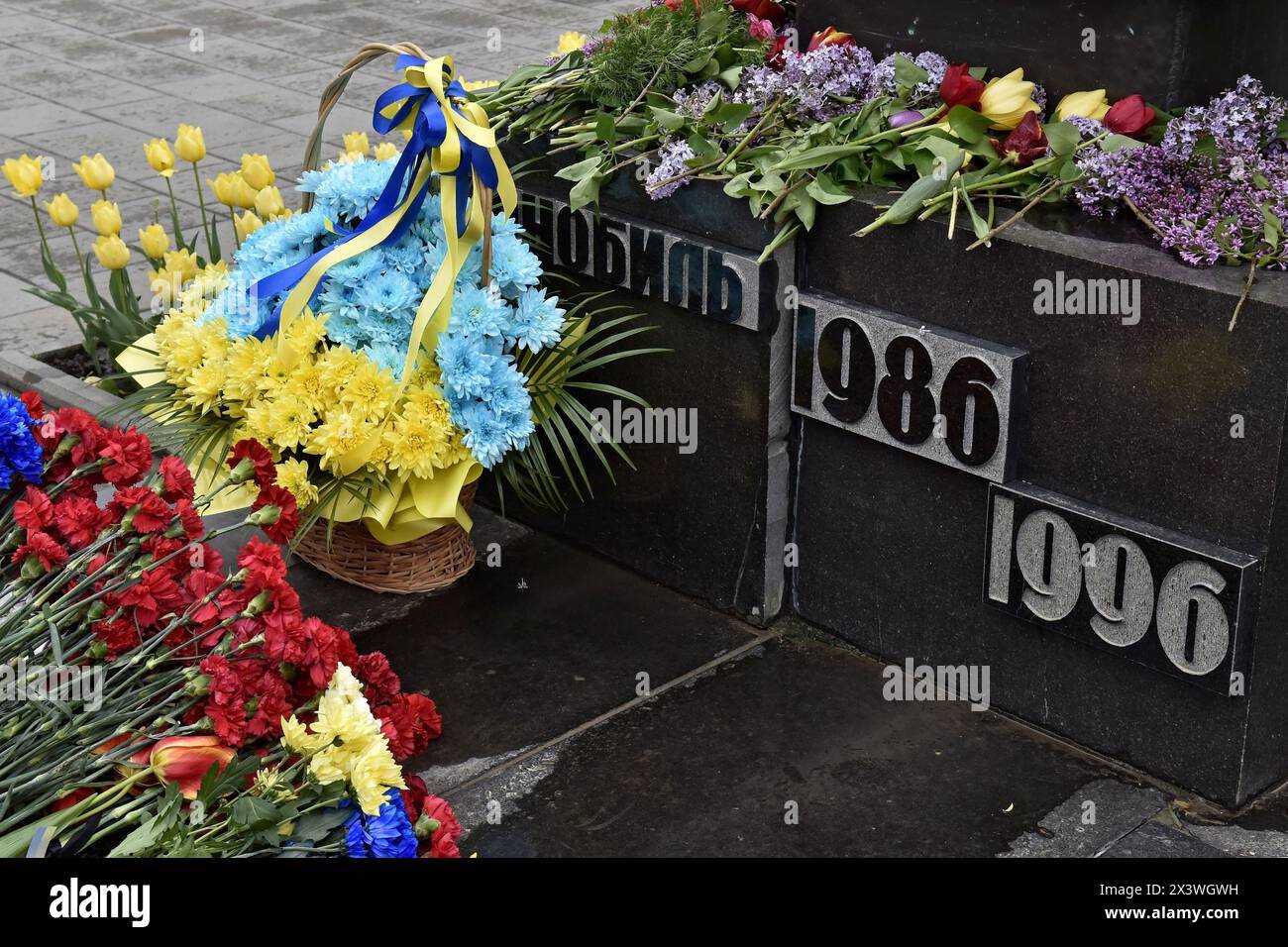 Nicht exklusiv: VINNYTSIA, UKRAINE - 26. APRIL 2024 - Blumen auf dem Denkmal für die Opfer der Tschornobyl-Tragödie zum 38. Jahrestag von t Stockfoto