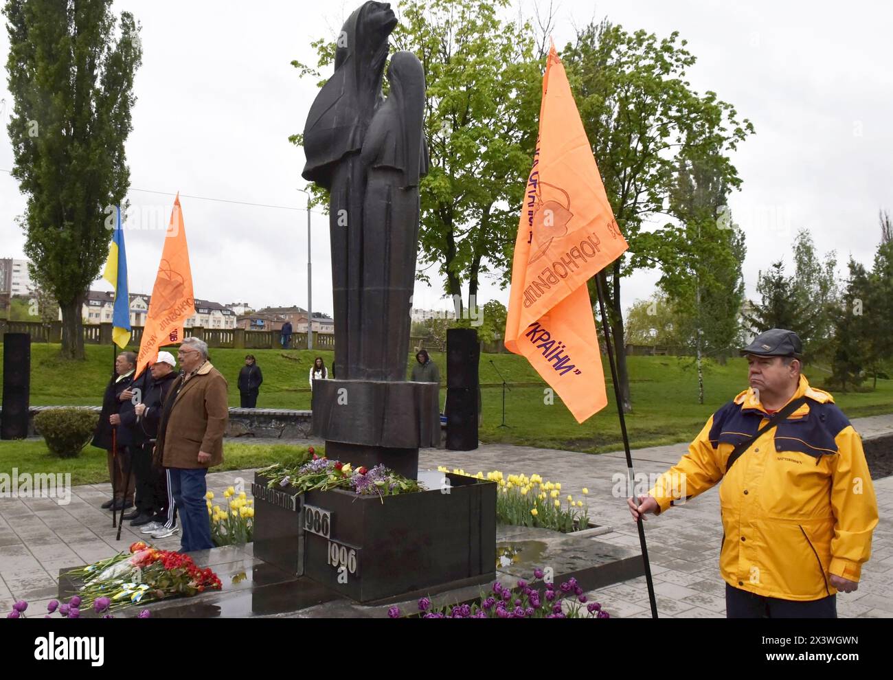 Nicht exklusiv: VINNYTSIA, UKRAINE - 26. APRIL 2024 - am Denkmal für die Opfer des Cho versammeln sich die Teilnehmer der Blumenverlegung Stockfoto