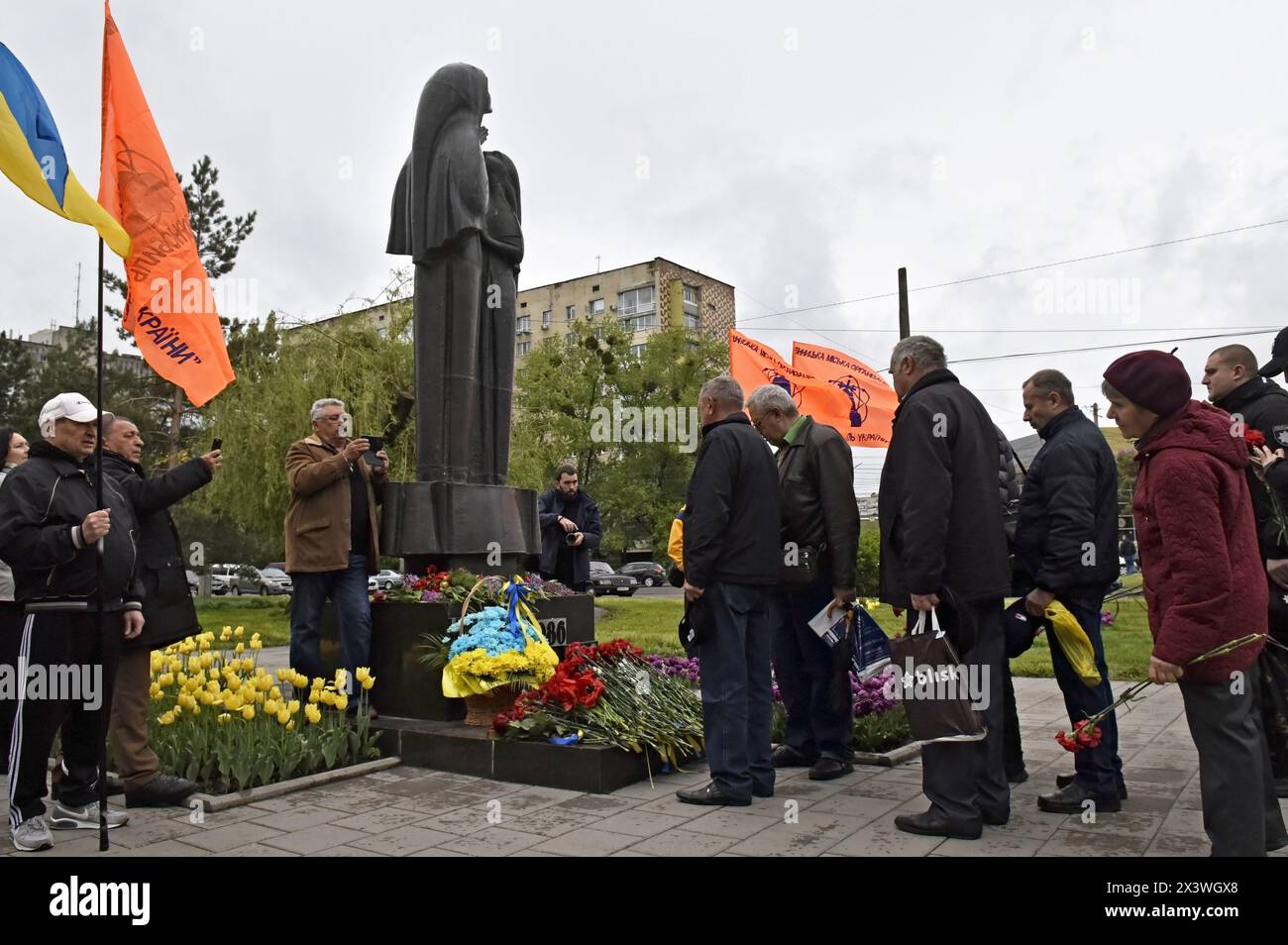 Nicht exklusiv: VINNYTSIA, UKRAINE - 26. APRIL 2024 - am Denkmal für die Opfer des Cho versammeln sich die Teilnehmer der Blumenverlegung Stockfoto