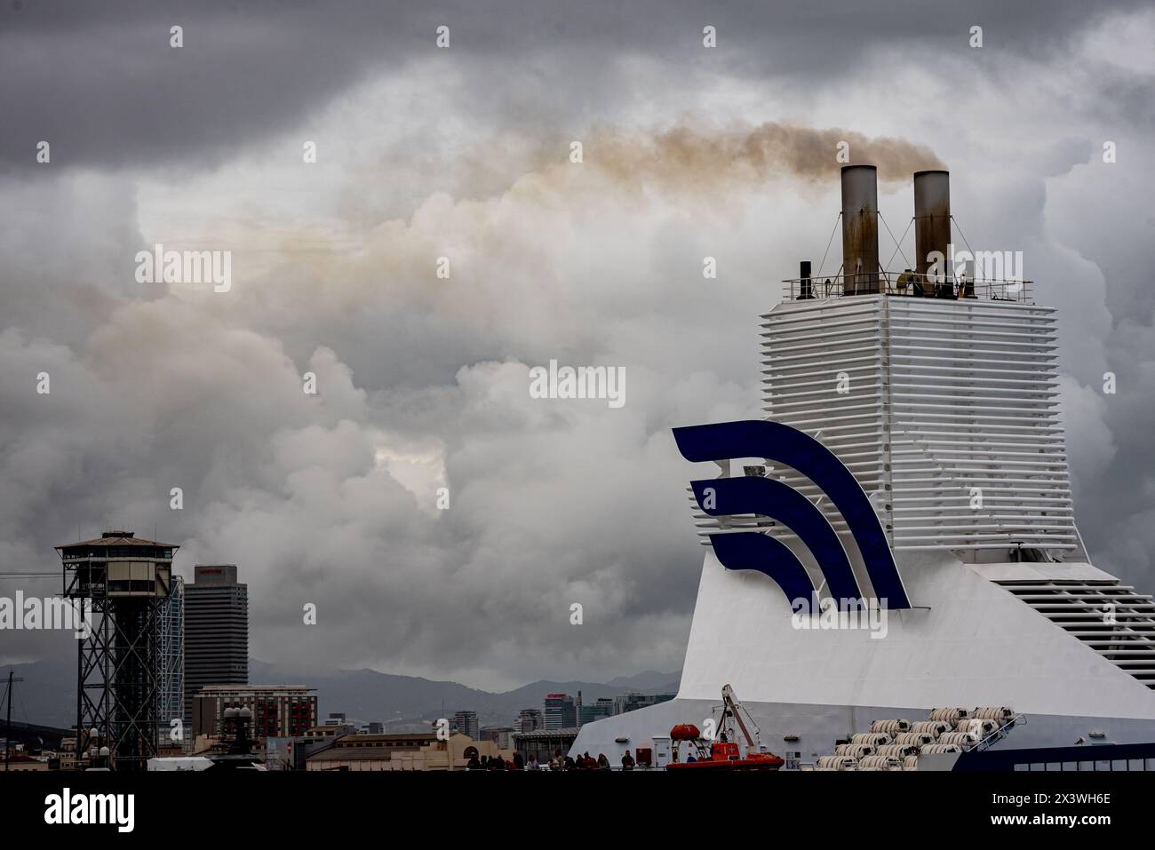 Ein Fährschiff verlässt beim Verlassen des Hafens von Barcelona Rauch. Schwefeldioxid- und Stickoxidemissionen machen den Hafen von Barcelona am schlimmsten Stockfoto