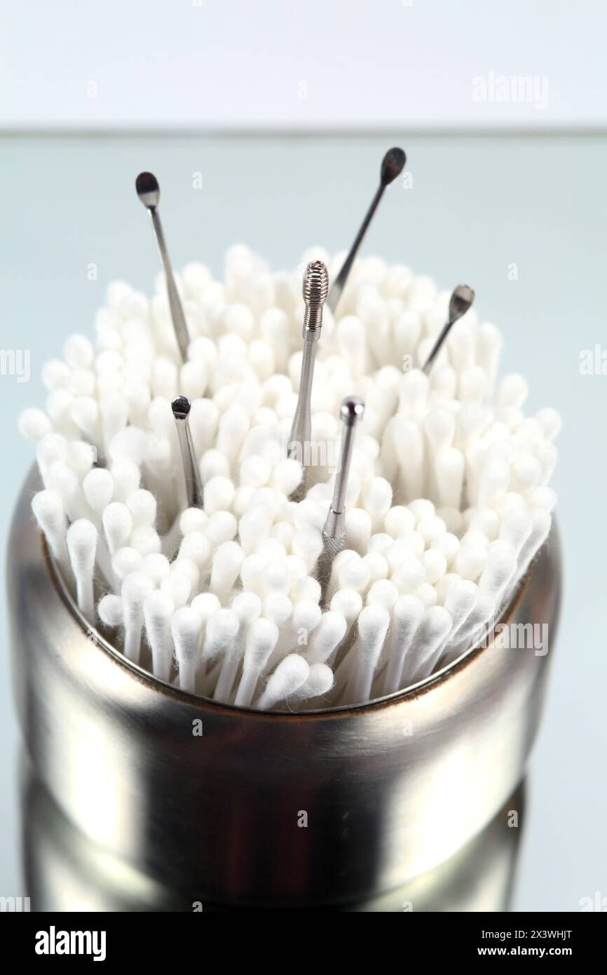 Umwelt, Ersetzen von Wattestäbchen durch Metallwerkzeuge Stockfoto