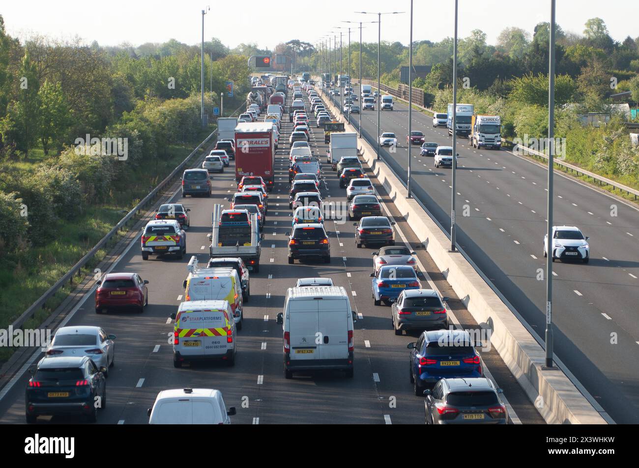 Slough, Großbritannien. April 2024. Es war ein geschäftiger Morgen auf der M4 East in Slough, Berkshire. Die Geschwindigkeitsbegrenzung lag nach einem früheren Unfall auf 40 km/h. Es wird erwartet, dass die Autobahnen am Freitag vor dem Feiertagswochenende sehr voll sind. Quelle: Maureen McLean/Alamy Live News Stockfoto