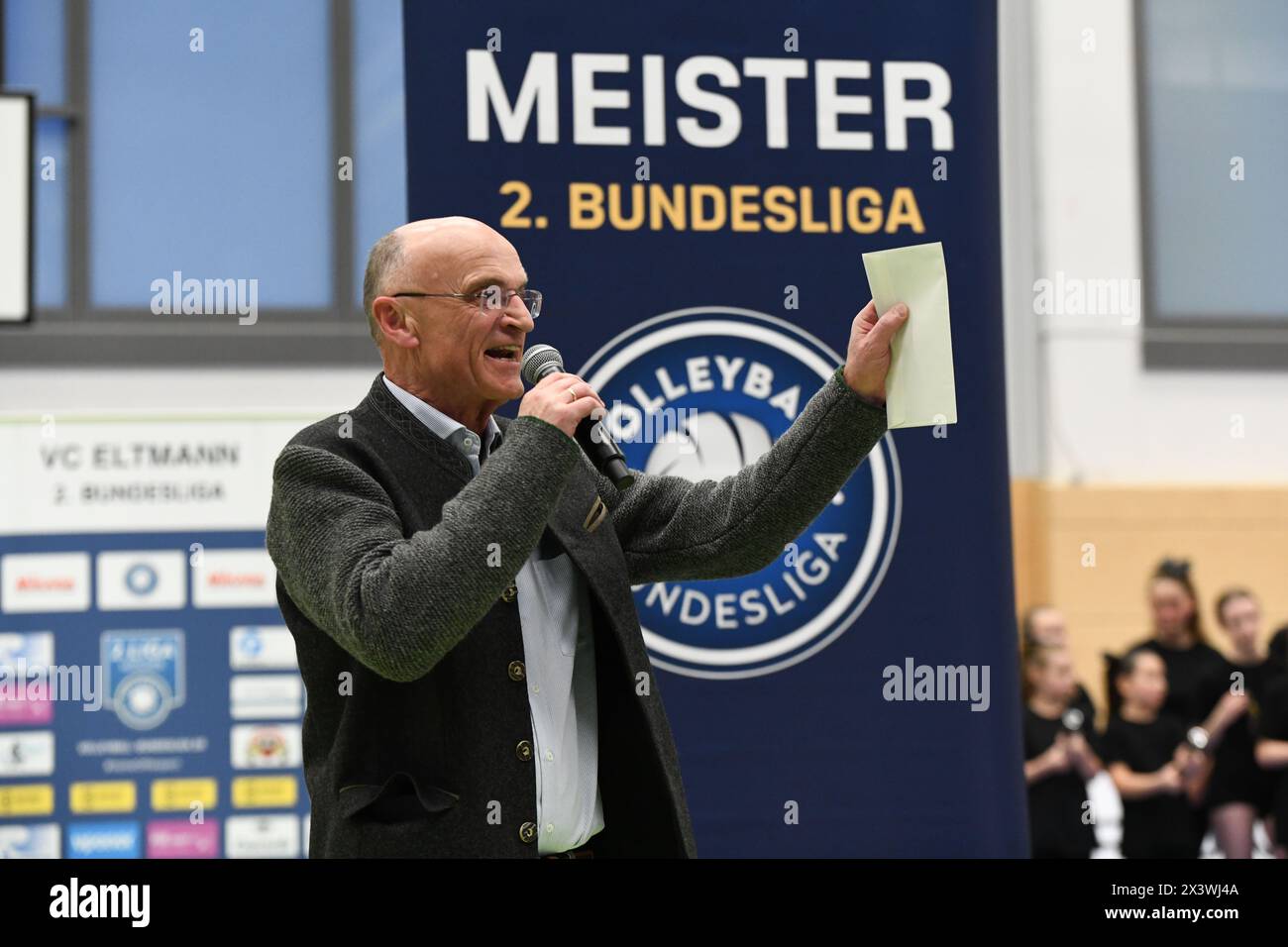Deutschland,Eltmann, Georg Schäfer Halle - 27. Mai 2024 - 2. Bundesliga, Volleyball - VC Eltmann vs. SV Schwaig Volleyball Bild: Landrat Wilhelm Schneider; Meisterschaftsfeier des VC Eltmann nach offizieller Verleihung des „Meisters“. Quelle: Ryan Evans/Alamy Live News Stockfoto