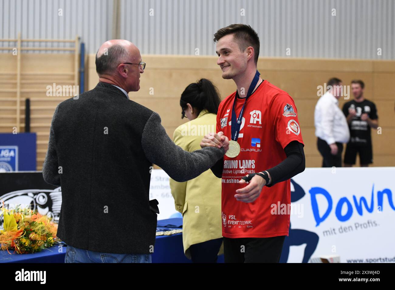 Deutschland,Eltmann, Georg Schäfer Halle - 27. Mai 2024 - 2. Bundesliga, Volleyball - VC Eltmann vs. SV Schwaig Volleyball Bild: Landrat Wilhelm Schneider und Tobias Werner (VC Eltmann, 12), Meisterschaftsfeier des VC Eltmann nach offizieller Verleihung des „Meisters“. Quelle: Ryan Evans/Alamy Live News Stockfoto