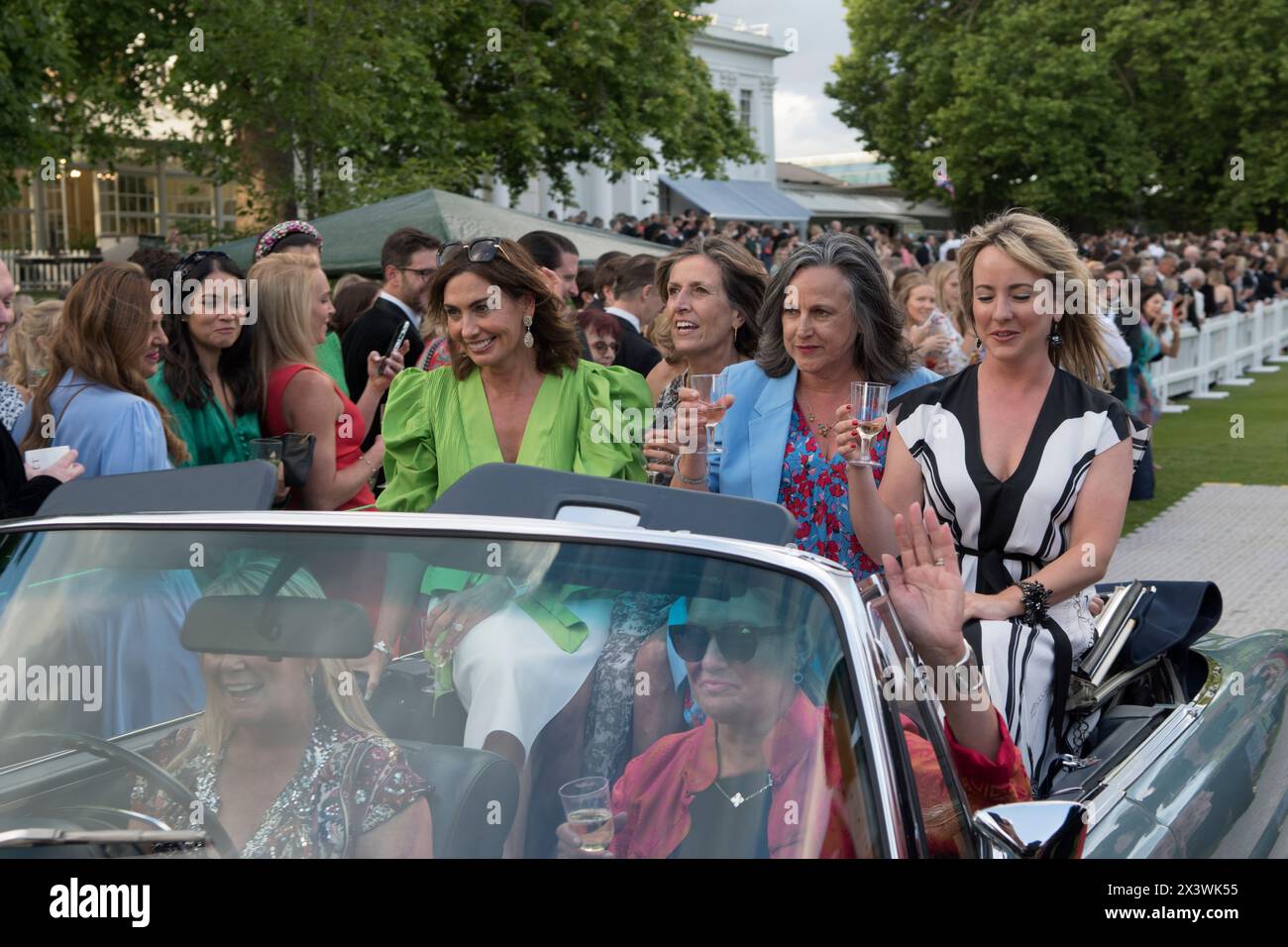 Die Mitglieder der jährlichen Sommerparty des Hurlingham Clubs und ihre Freunde zeigen ihre Oldtimer und Klassiker im Concourse d'Elégance, d.h. die Besitzer fahren die Autos auf dem Gelände des Clubs. Fulham, London, England 11. Juni 2022 UK 2020s HOMER SYKES Stockfoto