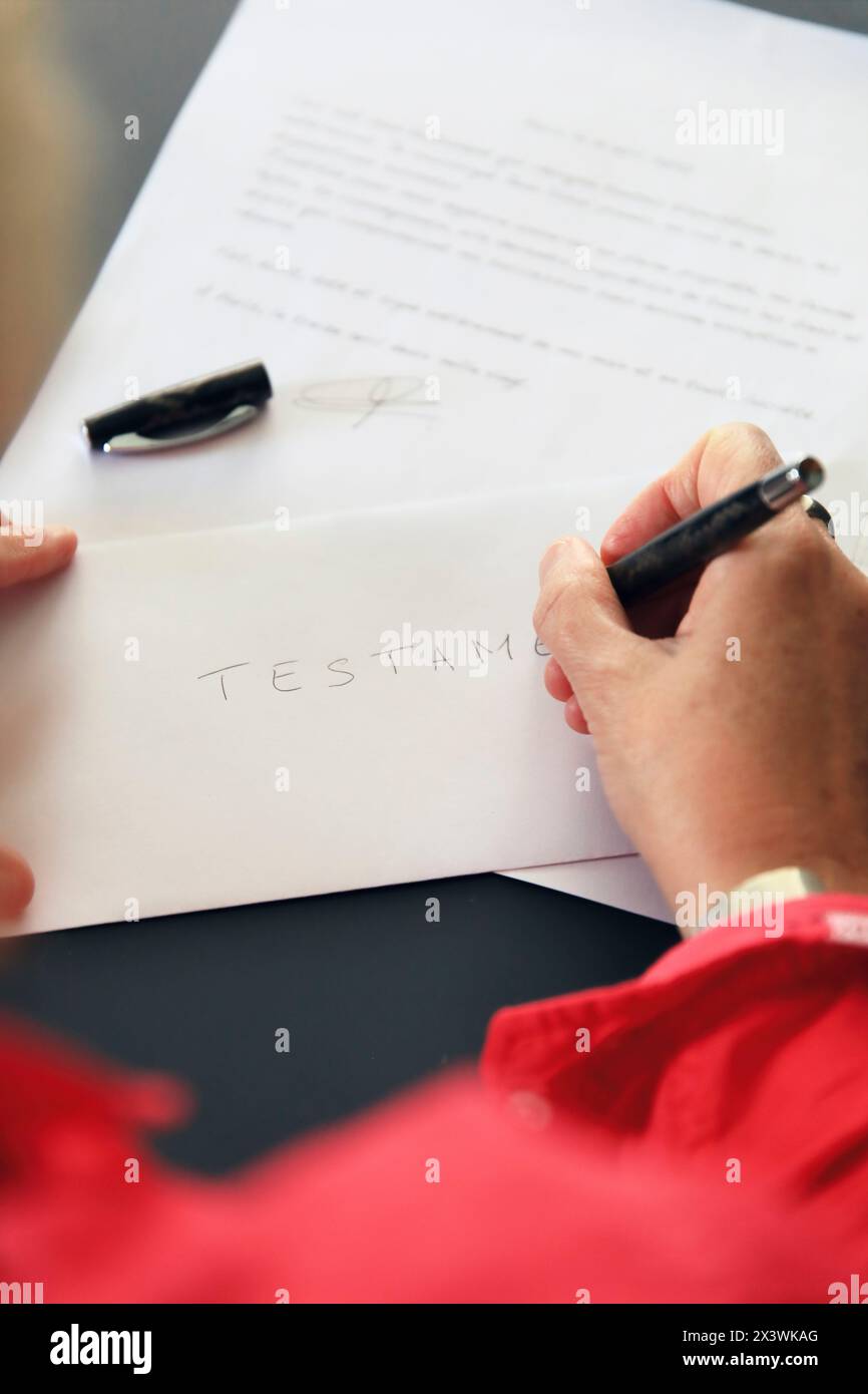 Frau, die ihr Testament schreibt Stockfoto