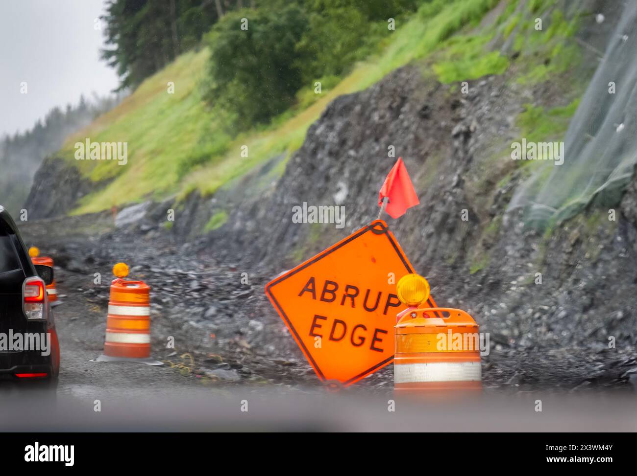 Abruptes Schild an der Edge Road entlang der Bergstraße. Erdrutschkatastrophe am Straßenrand. Alaska. USA. Stockfoto