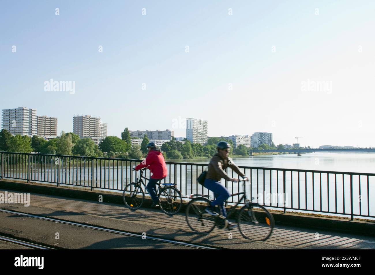 Frankreich, Nantes, 44, Pirmil-Brücke, Radfahrer geht mit dem Fahrrad zur Arbeit. Stockfoto