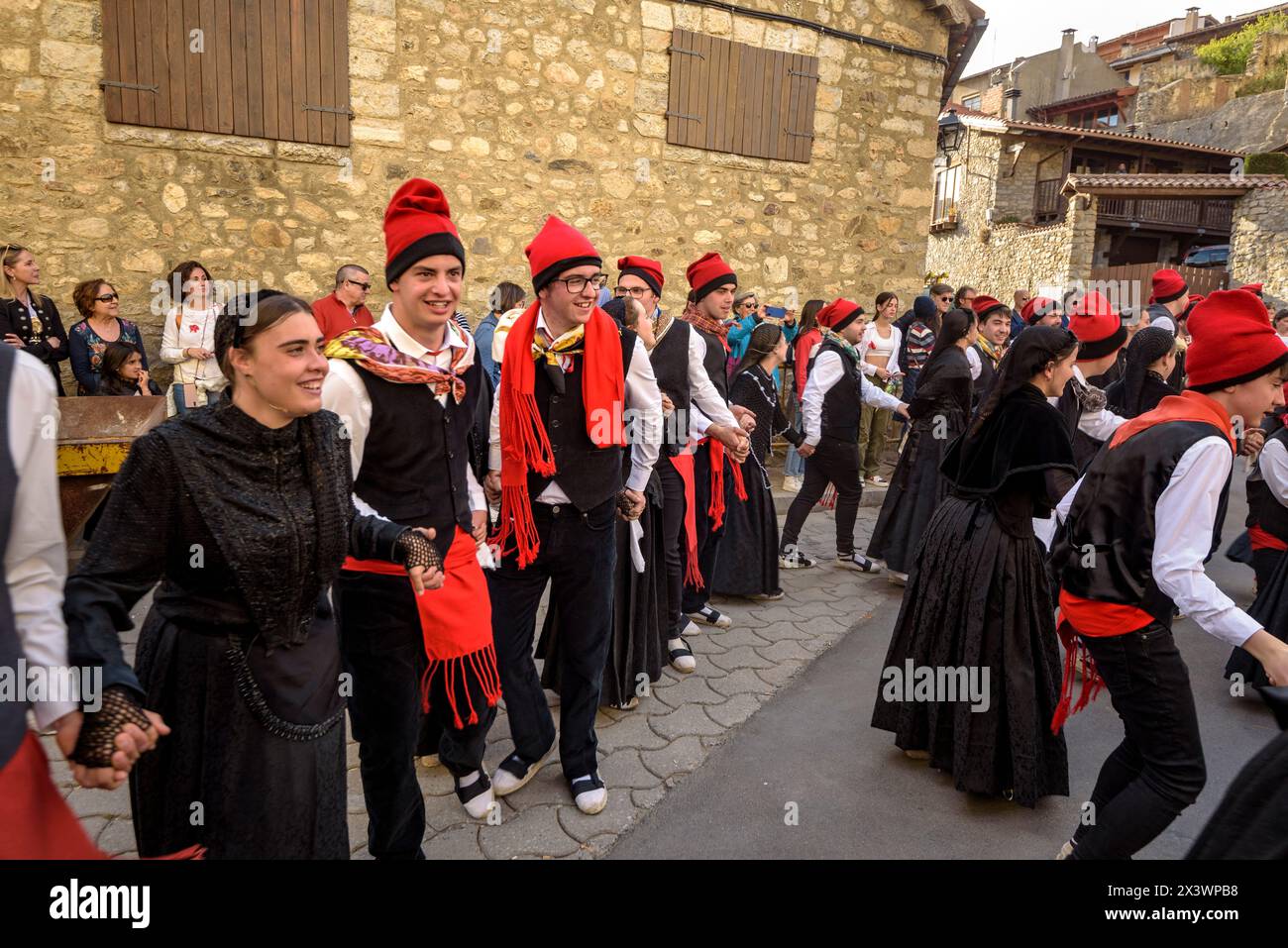 Tänze des Festivals Aplec de Talló in den Straßen von Bellver de Cerdanya (Cerdanya, Lleida, Katalonien, Spanien, Pyrenäen) Stockfoto