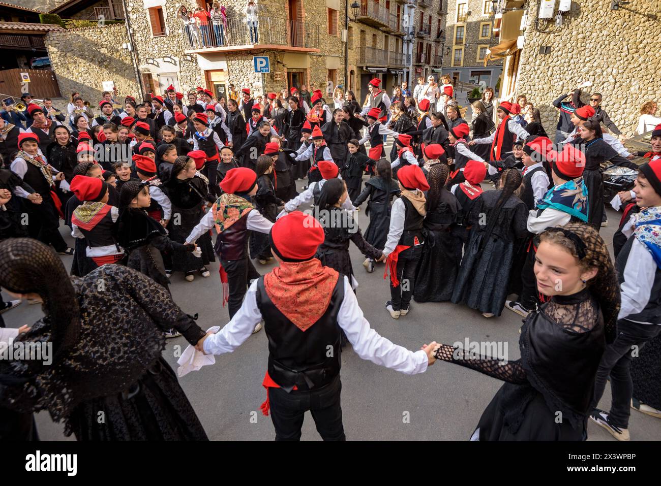 Tänze des Festivals Aplec de Talló in den Straßen von Bellver de Cerdanya (Cerdanya, Lleida, Katalonien, Spanien, Pyrenäen) Stockfoto