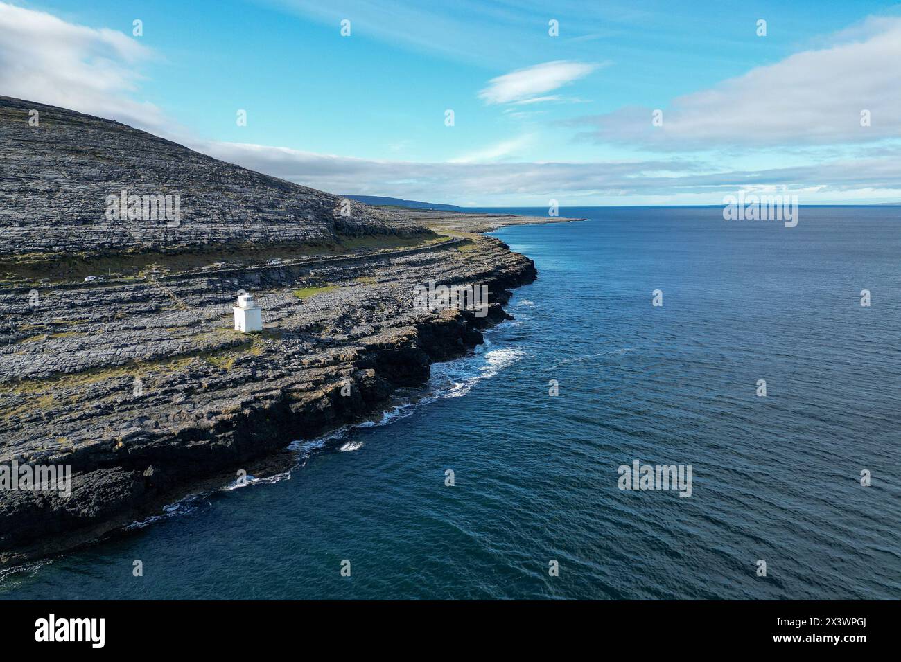 Black Head Lighthouse in der felsigen Landschaft des Burren, Irland Stockfoto