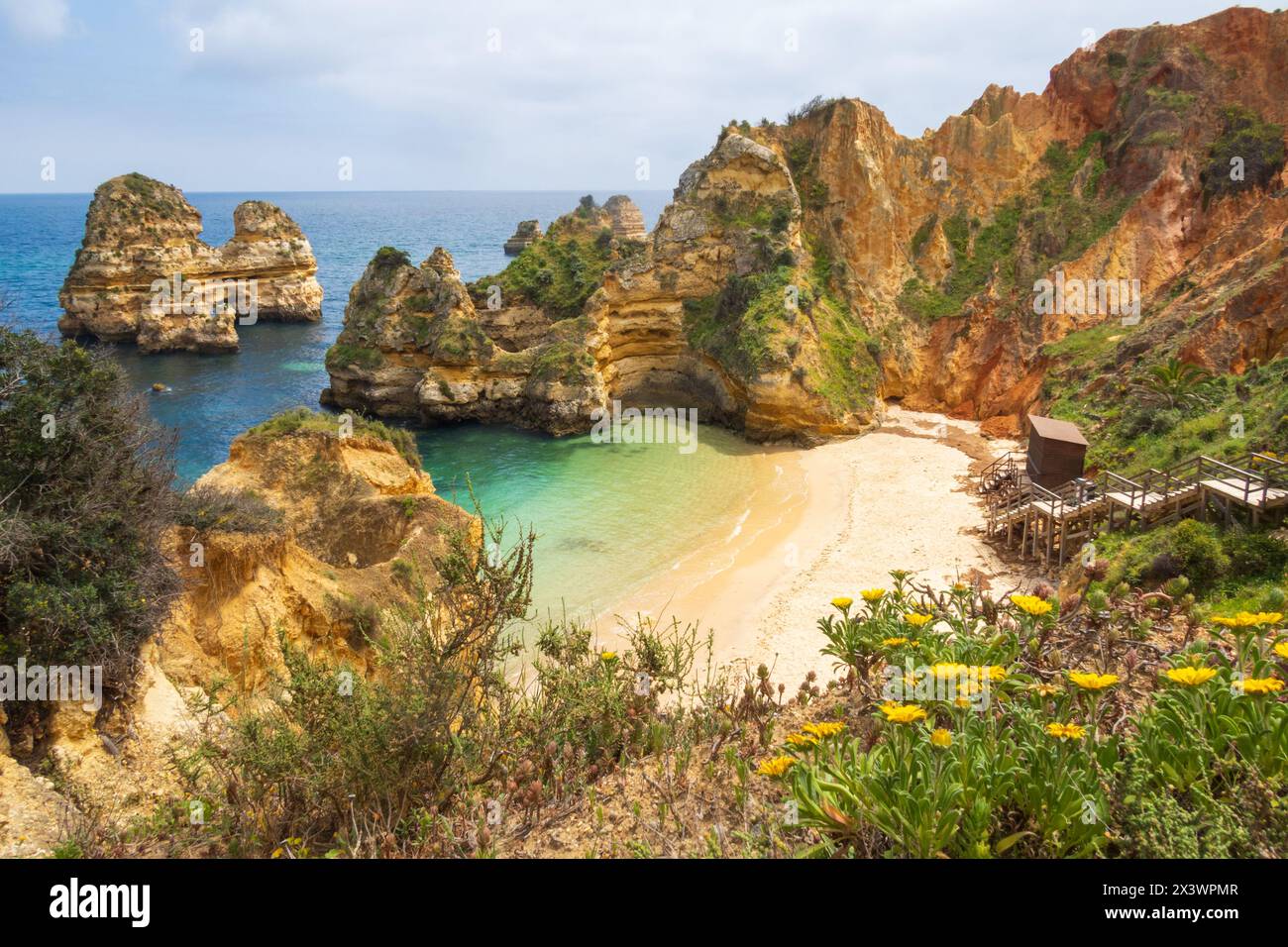 Blick auf Praia do Camilo, berühmten Strand in der Nähe von Lagos an der Algarve, Portugal Stockfoto